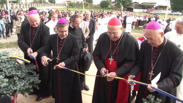 Celebrările prezidate de card. Leonardo Sandri în biserica "Regina Sfântului Rozariu", Centrul Medical din Săbăoani şi în biserica din Tărâţa