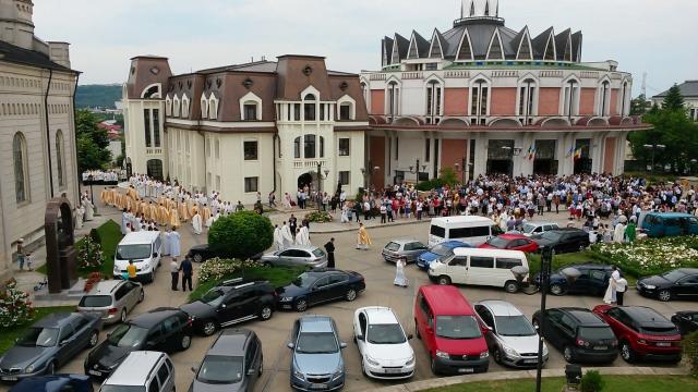 Iaşi: Procesiunea de încheiere după Liturghia cu hirotonirea a 13 preoţi