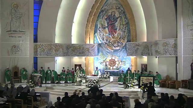Iaşi (catedrala): Liturghia din duminica a 33-a de peste an cu depunerea voturilor perpetue de către surorile Adriana Roca şi Monica Bogdănel din Institutul "Surorile Providenţei"