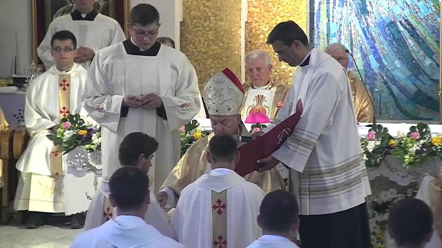 Iaşi (catedrală): Liturghia de hirotonire a 14 preoţi