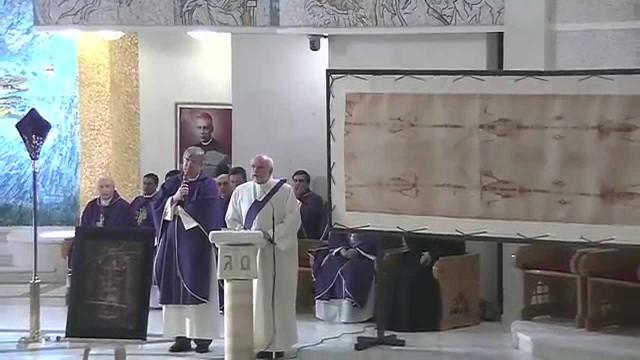 Iaşi (catedrală): Liturghia şi expunerea copiei Giulgiului din Torino (12 aprilie 2014) (youtube)