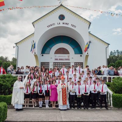 14 iunie: Dărmăneşti: Dublă sărbătoare - administrarea Mirului şi hramul comunităţii