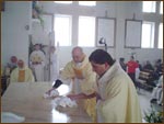 Moment din ceremonia de consacrare a altarului