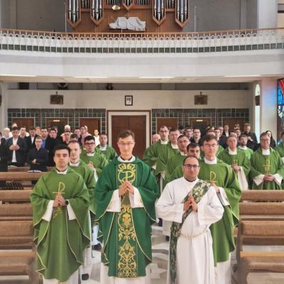 25 iunie: Iaşi: Prima Sfântă Liturghie a preoţilor nou-sfinţiţi, în capela Seminarului mare diecezan