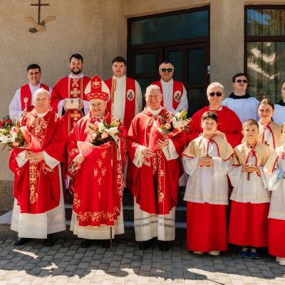 21 iunie: Hălăuceşti: Administrarea sacramentului Sfântului Mir