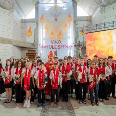 12 iulie: Horpaz: Prima Sfântă Liturghie în noua biserică şi 29 de tineri au primit sacramentul Mirului