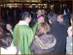 Ep. Alan Hopes de vorba cu romanii dupa celebrarea sfintei Liturghii la Westminster