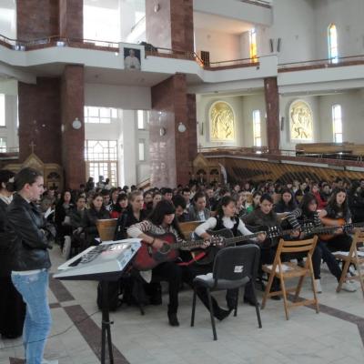 20 mai: Bacău: Liceenii se roagă împreună mamei cereşti