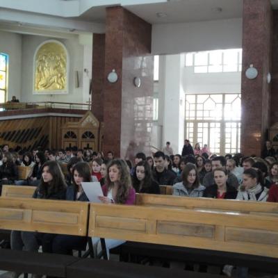 20 mai: Bacău: Liceenii se roagă împreună mamei cereşti