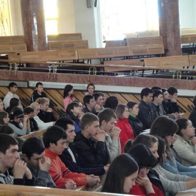 20 mai: Bacău: Liceenii se roagă împreună mamei cereşti
