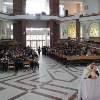 20 mai: Bacău: Liceenii se roagă împreună mamei cereşti
