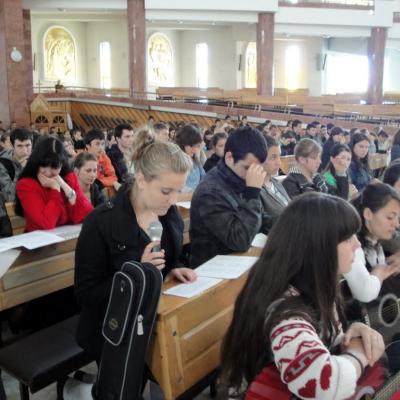 20 mai: Bacău: Liceenii se roagă împreună mamei cereşti