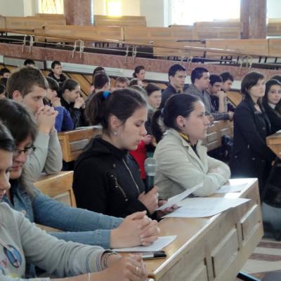 20 mai: Bacău: Liceenii se roagă împreună mamei cereşti