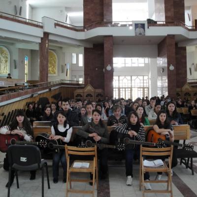 20 mai: Bacău: Liceenii se roagă împreună mamei cereşti