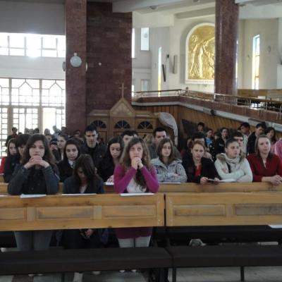 20 mai: Bacău: Liceenii se roagă împreună mamei cereşti