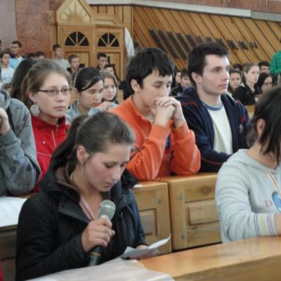 20 mai: Bacău: Liceenii se roagă împreună mamei cereşti