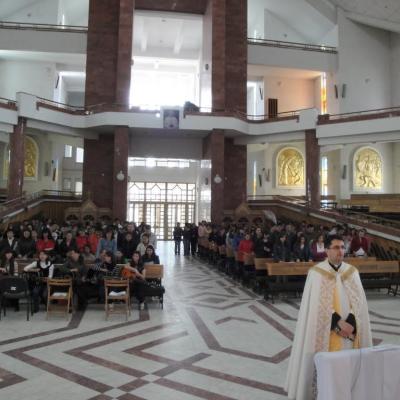 20 mai: Bacău: Liceenii se roagă împreună mamei cereşti