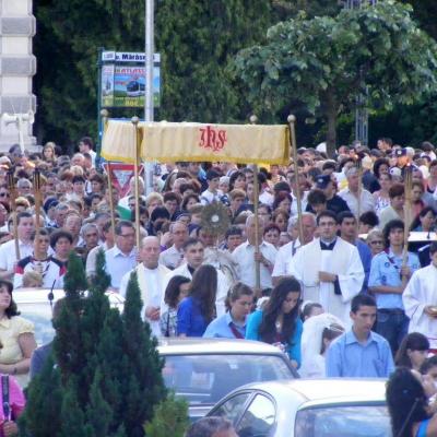 3 iunie: Bacău: Procesiune în solemnitatea Trupul şi Sângele Domnului