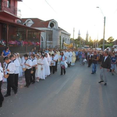 3 iunie: Oneşti: Trupul şi Sângele Domnului