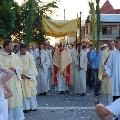 3 iunie: Oneşti: Trupul şi Sângele Domnului