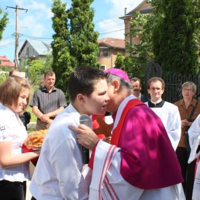 5 iunie: Iaşi "Sfânta Tereza a Pruncului Isus": Administrarea Mirului