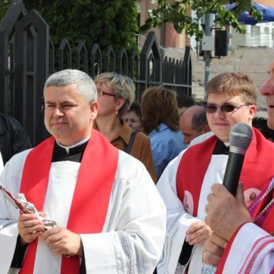 5 iunie: Iaşi "Sfânta Tereza a Pruncului Isus": Administrarea Mirului