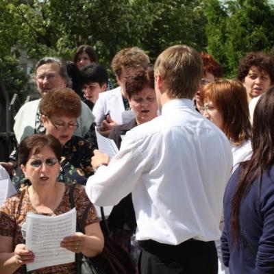 5 iunie: Iaşi "Sfânta Tereza a Pruncului Isus": Administrarea Mirului