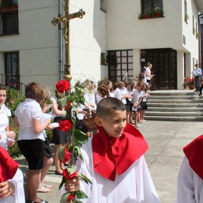 5 iunie: Iaşi "Sfânta Tereza a Pruncului Isus": Administrarea Mirului