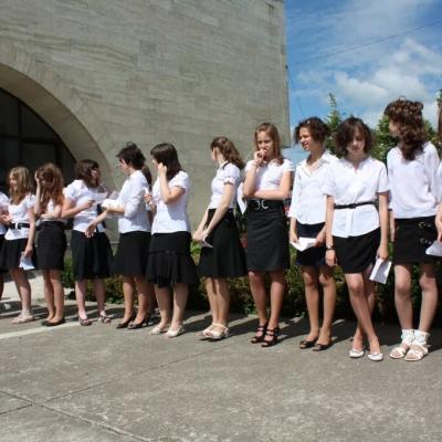 5 iunie: Iaşi "Sfânta Tereza a Pruncului Isus": Administrarea Mirului