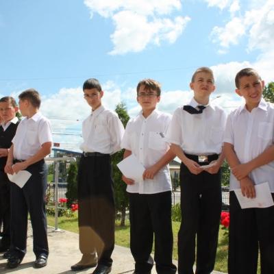5 iunie: Iaşi "Sfânta Tereza a Pruncului Isus": Administrarea Mirului