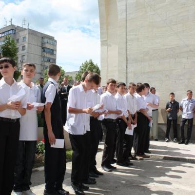 5 iunie: Iaşi "Sfânta Tereza a Pruncului Isus": Administrarea Mirului