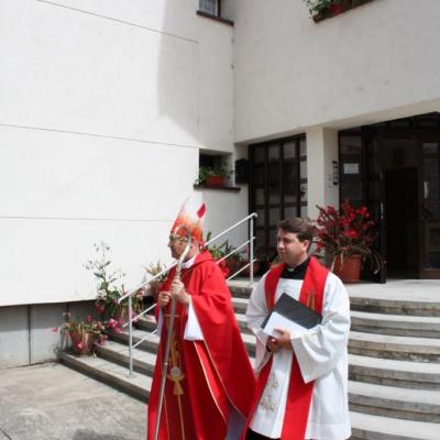 5 iunie: Iaşi "Sfânta Tereza a Pruncului Isus": Administrarea Mirului