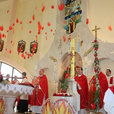 5 iunie: Iaşi "Sfânta Tereza a Pruncului Isus": Administrarea Mirului