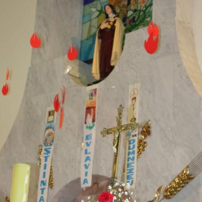5 iunie: Iaşi "Sfânta Tereza a Pruncului Isus": Administrarea Mirului