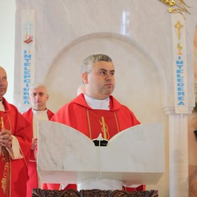 5 iunie: Iaşi "Sfânta Tereza a Pruncului Isus": Administrarea Mirului