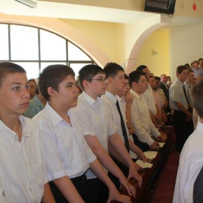 5 iunie: Iaşi "Sfânta Tereza a Pruncului Isus": Administrarea Mirului