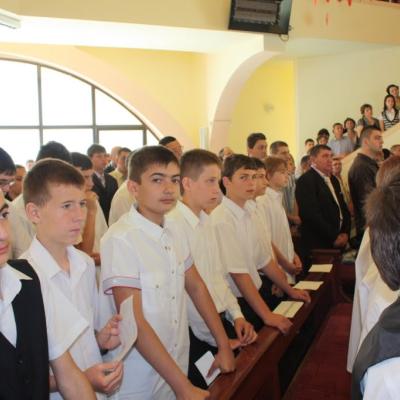 5 iunie: Iaşi "Sfânta Tereza a Pruncului Isus": Administrarea Mirului