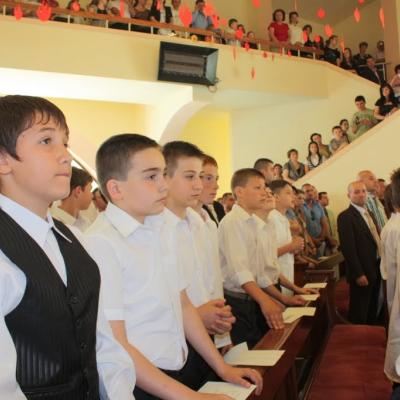 5 iunie: Iaşi "Sfânta Tereza a Pruncului Isus": Administrarea Mirului