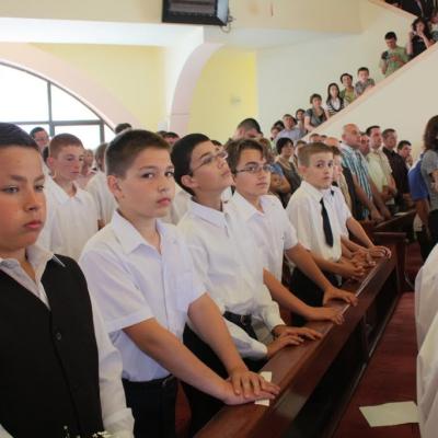 5 iunie: Iaşi "Sfânta Tereza a Pruncului Isus": Administrarea Mirului