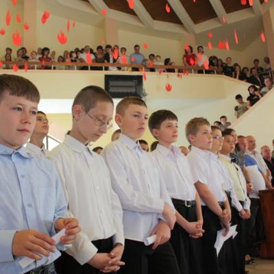 5 iunie: Iaşi "Sfânta Tereza a Pruncului Isus": Administrarea Mirului