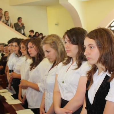 5 iunie: Iaşi "Sfânta Tereza a Pruncului Isus": Administrarea Mirului