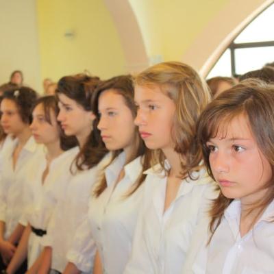 5 iunie: Iaşi "Sfânta Tereza a Pruncului Isus": Administrarea Mirului