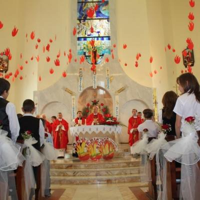 5 iunie: Iaşi "Sfânta Tereza a Pruncului Isus": Administrarea Mirului