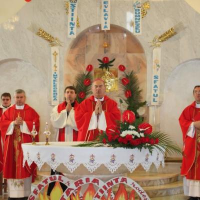 5 iunie: Iaşi "Sfânta Tereza a Pruncului Isus": Administrarea Mirului