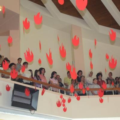 5 iunie: Iaşi "Sfânta Tereza a Pruncului Isus": Administrarea Mirului