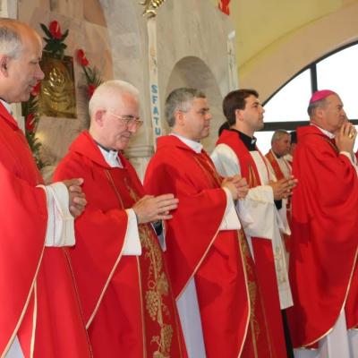 5 iunie: Iaşi "Sfânta Tereza a Pruncului Isus": Administrarea Mirului