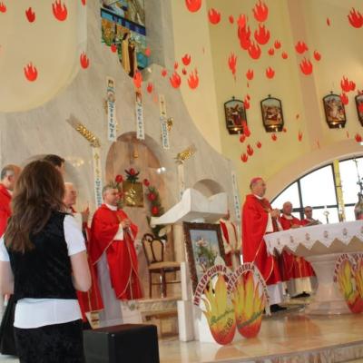 5 iunie: Iaşi "Sfânta Tereza a Pruncului Isus": Administrarea Mirului