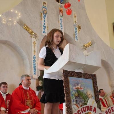 5 iunie: Iaşi "Sfânta Tereza a Pruncului Isus": Administrarea Mirului