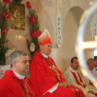 5 iunie: Iaşi "Sfânta Tereza a Pruncului Isus": Administrarea Mirului
