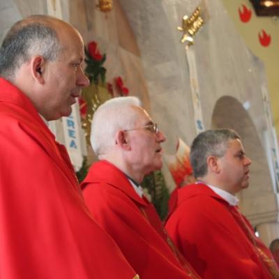 5 iunie: Iaşi "Sfânta Tereza a Pruncului Isus": Administrarea Mirului
